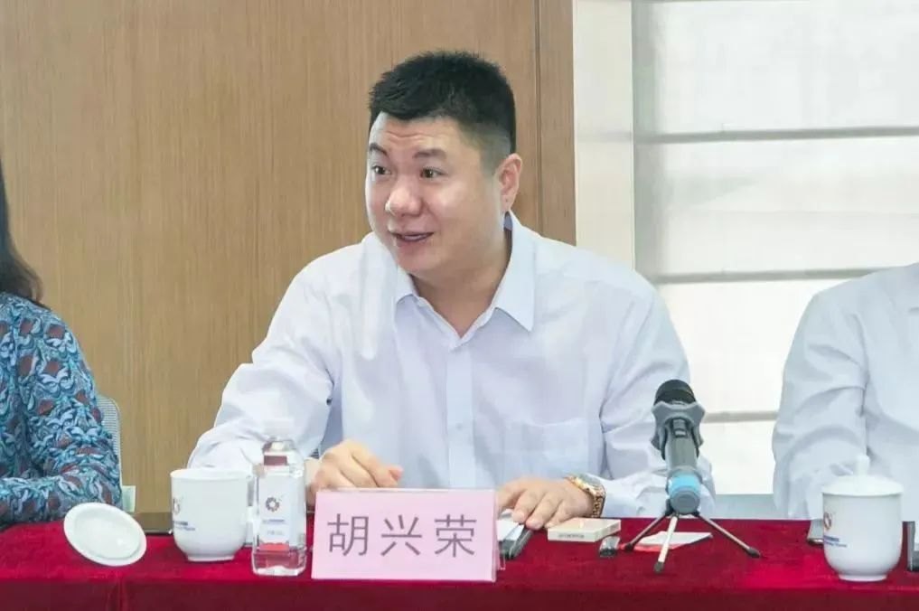 温州百亿富豪胡兴荣,被采取强制措施,此前长期失联!旗下公司被曝全员停薪,员工:3月到现在,工资卡再没响过